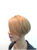 ブロンドショートボブ