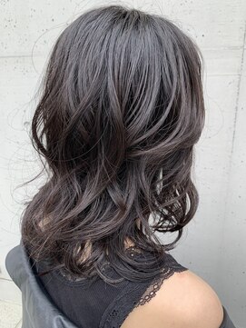 ヨナサン(Yona Saint) ナチュラルレイヤースタイル。