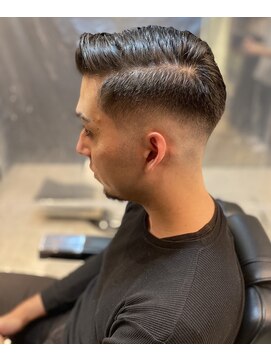 フランクスバーバー アンド ビアークラブ(FRANK'S BARBER and BEER CLUB) スキンフェードカットバーバースタイル七三分けかき上げ