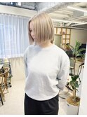 パツッとワンレンボブ・前下がりボブ・ホワイトブロンド