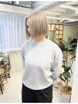 チェレ ロッソ 金剛店(Chere rosso) パツッとワンレンボブ・前下がりボブ・ホワイトブロンド