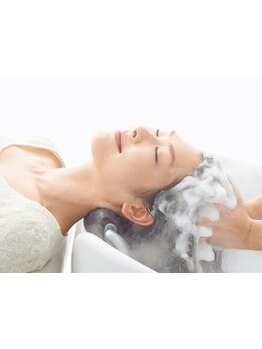 【髪質改善サロン☆】髪だけではなく頭皮からマッサージすることによって髪本来の強さを［髪質改善］