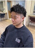 ツイストスパイラルパーマツーブロック波巻きメンズマッシュ