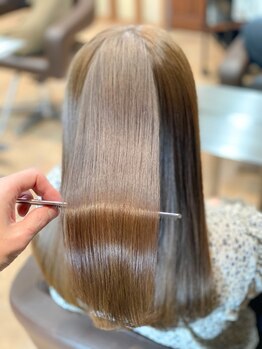 酸性ストレートで柔らかく艶のある髪が叶う♪ダメージを最小限に抑えながら、自然なストレートを実現☆