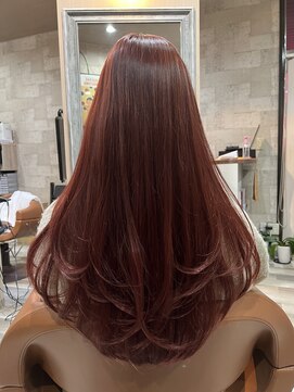 お顔まわりにもたっぷりと入ったレイヤースタイルです。