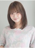  レイヤーミディアム/顔まわりレイヤー/前髪あり/20代/30代