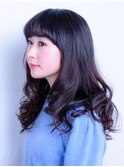 ピュアな色香をほんのりのぞかせるラフなウェーブヘア/ツヤ髪
