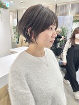 大人かわいい黒髪丸みマッシュショート耳かけ