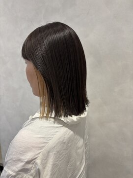 ソル(sol.) 白髪ぼかしとインナーカラー　切りっぱなしボブ