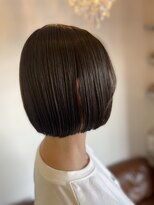 glow up by24 稲葉 艶ダークブラウンのミニマル精密ボブ