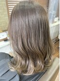 アッシュベージュ　グラデーションカラー　外ハネ　イルミナ