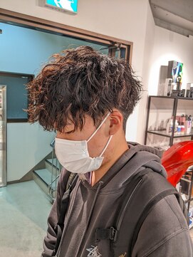 コワファーストナガサキシャンプーボーイ(COIFF1RST NAGASAKI SHAMPOO BOY) 前下りマッシュ×ツイストスパイラルパーマ