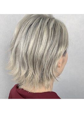 ウニカ デ ビエモン(UN1CA de BIEMON) オラプレックスでダメージレスなホワイトブリーチ 外ハネミディ