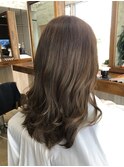ベージュカラー×レイヤースタイル