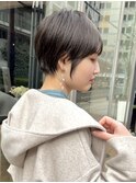 暗いカラーでも柔らかく見える！働く女性のマッシュショート！