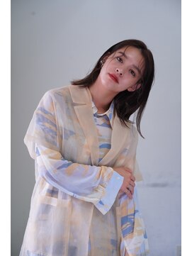 ユイル(Uil) イメチェン小顔似合わせカット斜めバンググレージュカラー