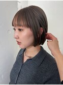 ハイトーンオリーブベージュのぱっつんボブ