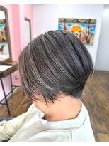 ビーチ(BEACH)&nbsp;白髪ぼかしハイライト×刈り上げ前下がりショート