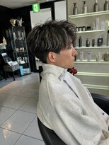 アイズ 海老名(AIZU)&nbsp;センターパート　ハイライトカラー　金メッシュ　メンズカット