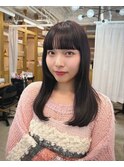 ワイドバングにはストレートヘアで◎