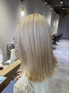 リタ(rita.) まつだて/ホワイトカラー/ブロンド/艶髪