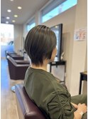 カーキ系×ショートボブスタイル