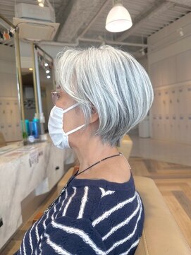 三好　12月　大人女性　丸み　くびれショート