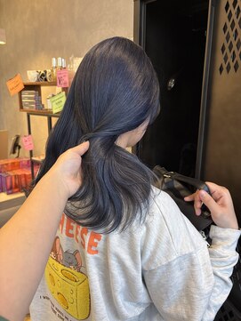 アチーブリス(achieve Liss) ブルーシルバーダブルカラーナチュラルくびれヘア20代30代40代