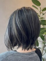 ルーチェ(Lu-che)&nbsp;グレージュのハイライトで動きを見せる前下がり大人ボブ