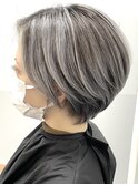 シルバーグレーのプラチナカラー頭のかたちがよく見えるショート