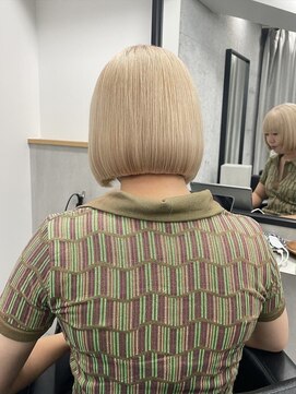 ラフ 新宿(Laff) 切りっぱなしボブミニボブぱつっとボブハイトーンカラー/新宿