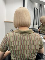 ラフ 新宿(Laff) 切りっぱなしボブミニボブぱつっとボブハイトーンカラー/新宿