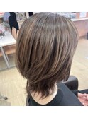 大人可愛いナチュラルくびれヘアミディ白髪ぼかしハイライト