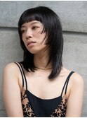 ステップカットとハイレイヤーでおしゃれモードな黒髪ミディアム