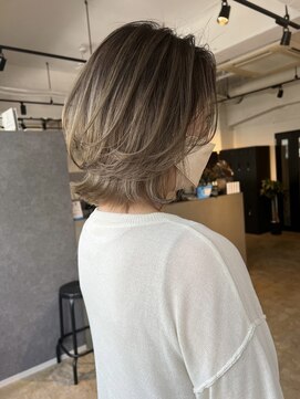 メリー オオサカ(Merly Osaka) スタイリングも簡単!大人オシャレなレイヤーボブ_white greige_