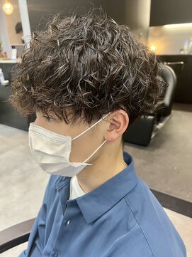 エレナ(elena) ツイストスパイラルパーマコンマヘアツーブロックマッシュ