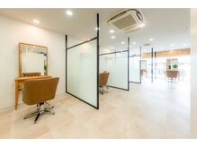 サロンスペースになります。対面席ではない為、周りと視界があわないように設置しています。