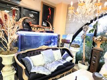 ヴォルケーノの雰囲気（水のゆらぎと優しい灯りに包まれた、ゆとりのある待合スペース。）