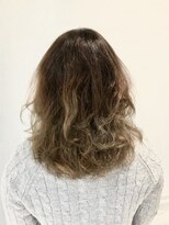 コム(com by neolive)&nbsp;クセ毛を活かしたミディスタイル