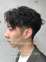 フィフス(fifth)&nbsp;前下がりセンターパートツーブロックツイストパーマかき上げへア