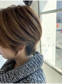 ハイライトアッシュカラーツヤ感前下がりショート
