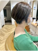 オン眉ショート　ナチュラルレイヤーマロンブラウン耳かけボブ