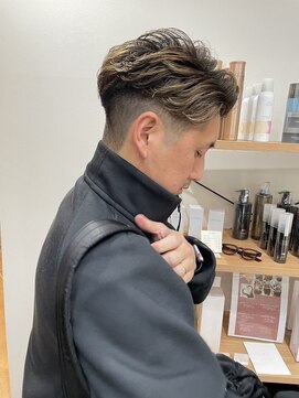 ディーエックス スリー(Dxxxx III) 刈り上げハイライト 毛流れパーマ