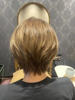 エム(EMU)&nbsp;明るい白髪染め×くせ毛ショート