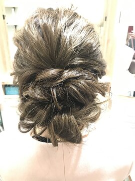 ヘアーアンドメイク シェリ(Hair&Make Cherie) 波ウェーブで作る大人シニヨン