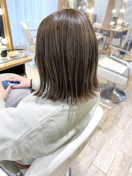 ネオリーブ チロル 横浜西口店(Neolive CiroL.) 切りっぱなしボブ　白髪ぼかしハイライト