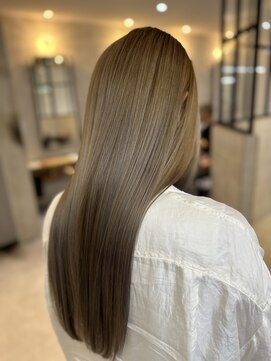 センジュ(Senju) ベージュカラー×美髪ロング