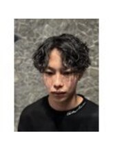 【波巻きスパイラルパーマ×センターパート】は相性抜群◎額を出して清潔感アップ◎ビジネスシーンにも♪