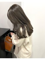 カミエ(kamie) 透明感グレージュカラーのセミロングスタイル
