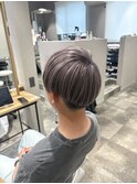 マッシュヘアにグレージュ